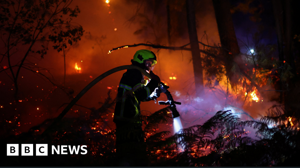 France battles fire 'whirlwinds' as another 55,000 evacuated - BBC