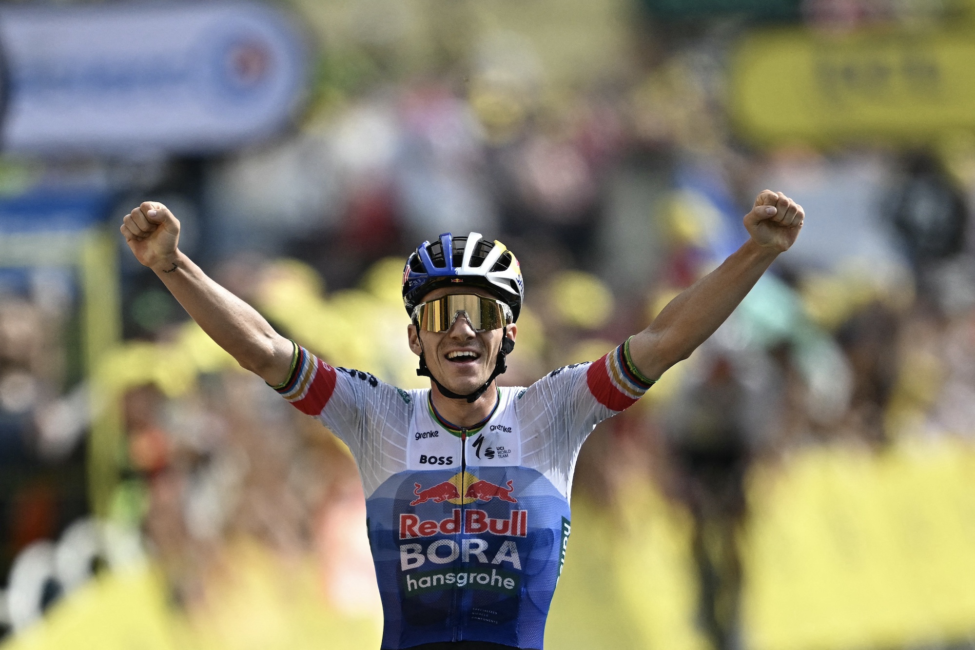 Red Bull - BORA - hansgrohe team's Belgian rider Remco Evenepoel cycles to the finish line to win the 15th stage of the 113th edition of the Tour de France cycling race, 183,9 km between Champagnole and Plateau de Solaison in the Jura mountains, on July 19, 2026. (Photo by Loic VENANCE / AFP)