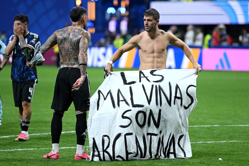 Giovanni Lo Celso holds a banner that reads "LAS MALVINAS SON ARGENTINAS"