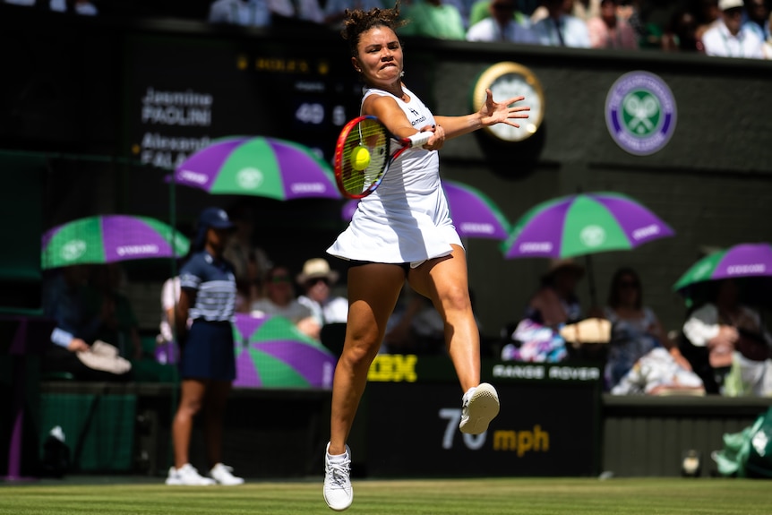 Jasmine Paolini hits a forehand at Wimbledon.