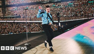 Harry Styles receives Guinness World Record for longest Wembley Stadium run - BBC