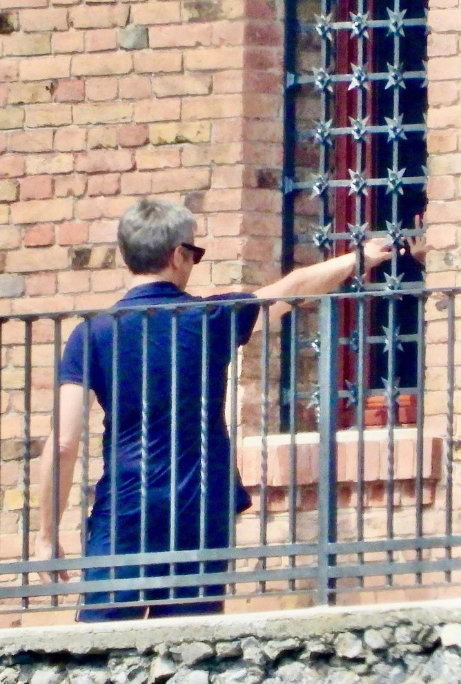 The gentleman was seen stretching his arm through the window grates, presumably for one final encounter before the pair parted ways.