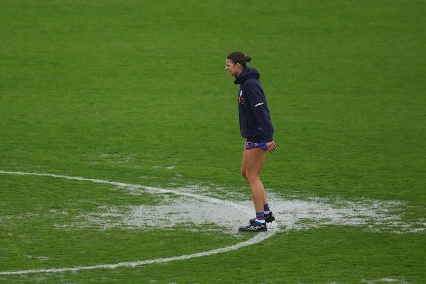 Alice Edmonds of the Bulldogs in the rain before the 2025 AFLW Round 11 match.