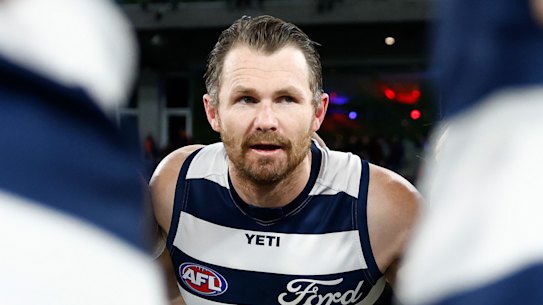 Patrick Dangerfield addresses his teammates at the MCG.