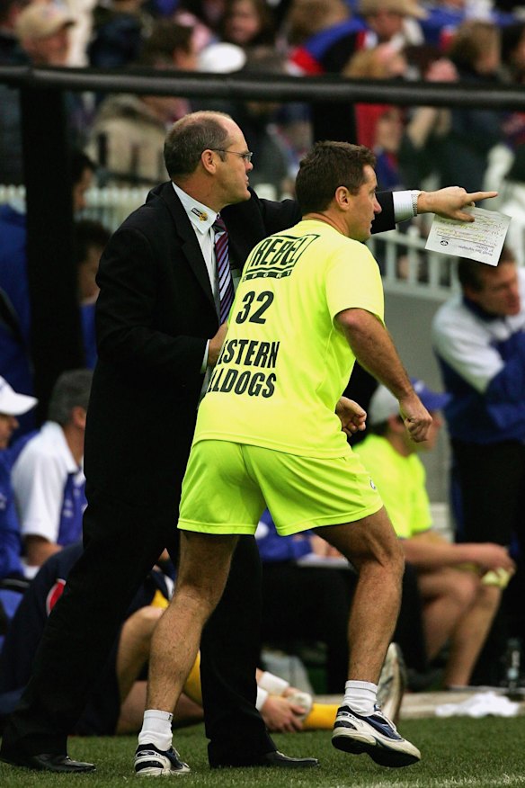 Bulldogs coach Rodney Eade gives instructions to his runner in 2006.
