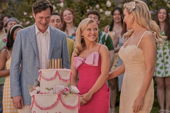Minetree, as Elle Woods, with Tom Everett Scott and June Diane Raphael as her parents Wyatt and Eva, in Elle. 