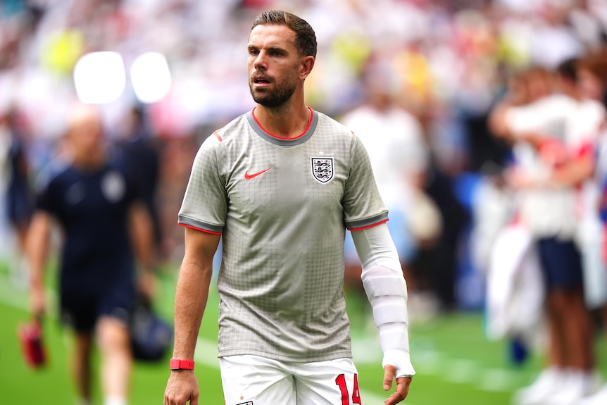 Jordan Henderson wears a cast