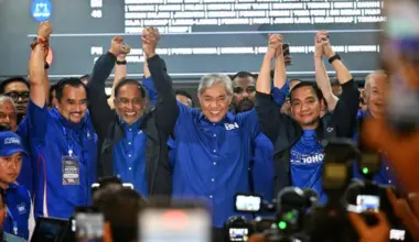 Barisan Nasional top leaders including Malaysia DPM Zahid Hamidi and Onn Hafiz, taking a group photo after winning the July 11 state election in Johor.
