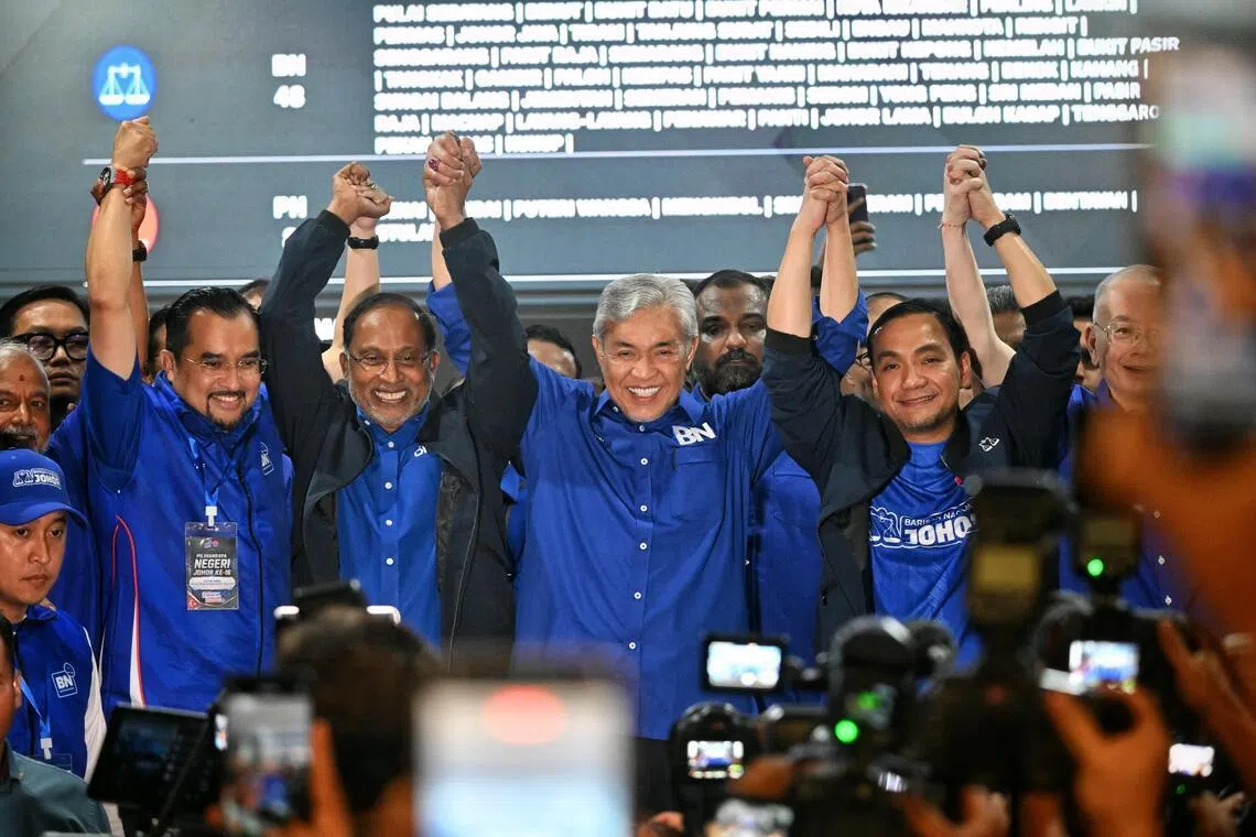 Barisan Nasional top leaders including Malaysia DPM Zahid Hamidi and Onn Hafiz, taking a group photo after winning the July 11 state election in Johor.