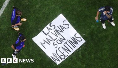 White House defends Argentina team over Falklands banner - BBC