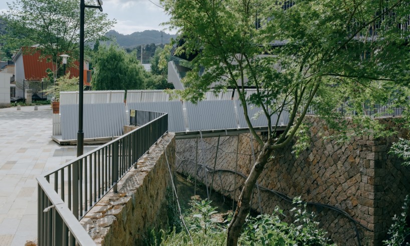 four inclined planes transform this bridge into a place for leaning, drawing and observing - 4