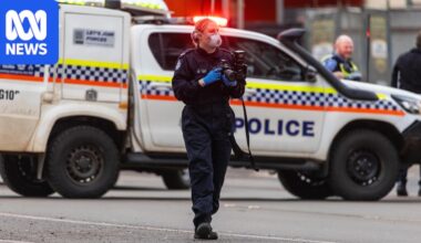 Kalgoorlie street closed as police investigate woman with stab injuries