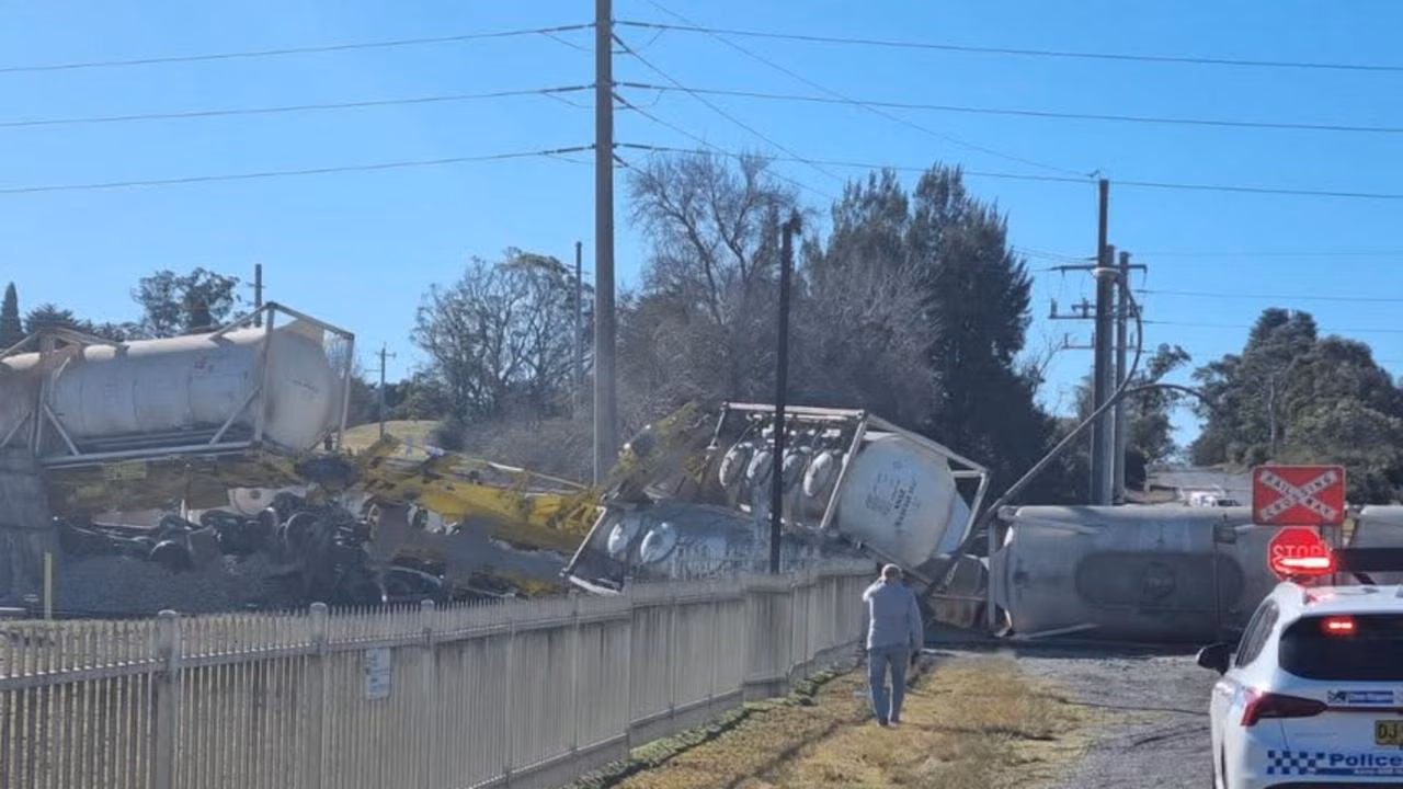 New Berrima, NSW: Freight train carrying cement derails