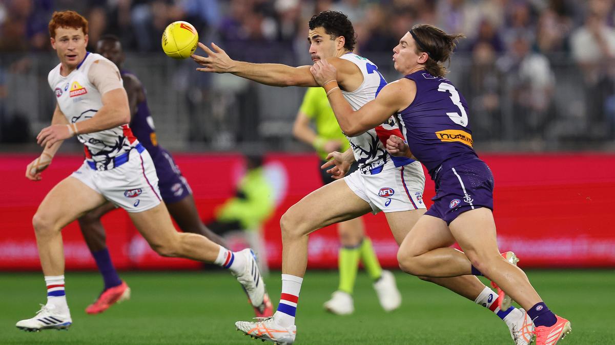 Live AFL Scores: Fremantle Dockers take on Western Bulldogs at Optus Stadium