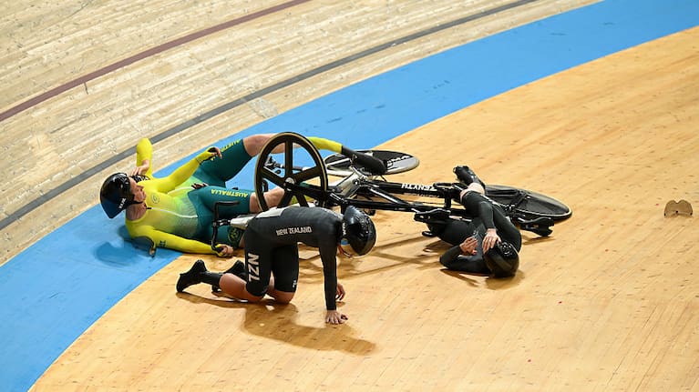 Emma Foy and pilot Jessie Hodges of Team New Zealand crash with Jessica Gallagher and pilot Jacqueline Mengler-Mohr of Team Australia.