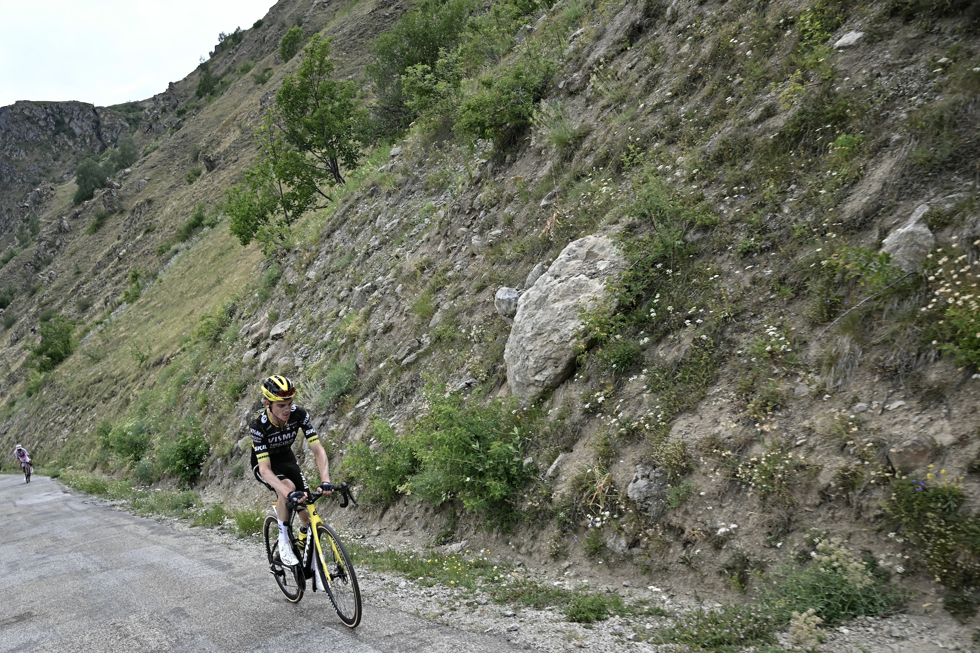 Team Visma | Lease a Bike's US rider Sepp Kuss cycles in a lone breakaway ahead of EF Education - EasyPost team's Ecuadorian rider Richard Carapaz in the Col de Sarenne ascent towards Alpe d'Huez during the 20th stage of the 113th edition of the Tour de France cycling race, 170,9 km between Le Bourg-d'Oisans and Alpe d'Huez in the French Alps, on July 25, 2026. (Photo by Loic VENANCE / AFP)