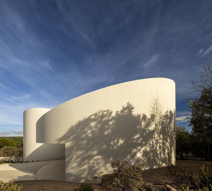 five intersecting cylinders shape fran silvestre arquitectos' house in madrid - 3