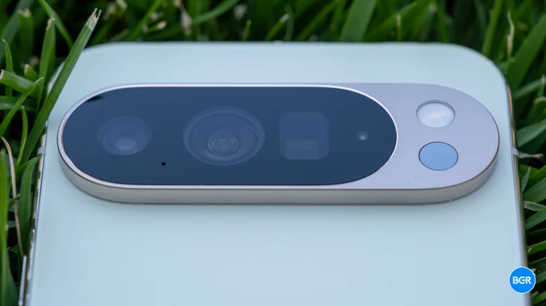 Pixel 10 Pro XL rear camera bar