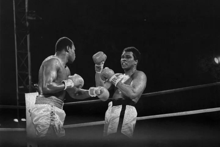 Larry Holmes beats the remnants of Muhammad Ali in 1980