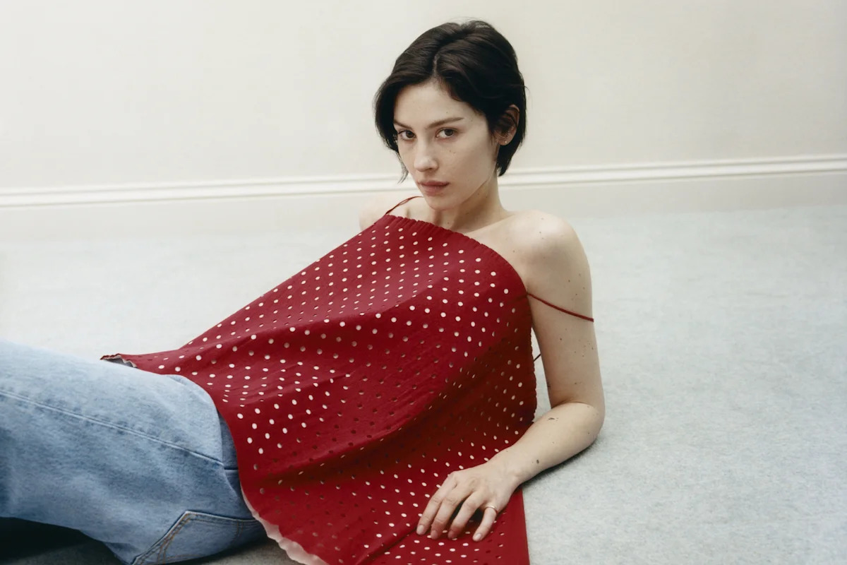 Gracie Abrams Earns First No. 1 Album on Billboard 200 With ‘Daughter From Hell’
