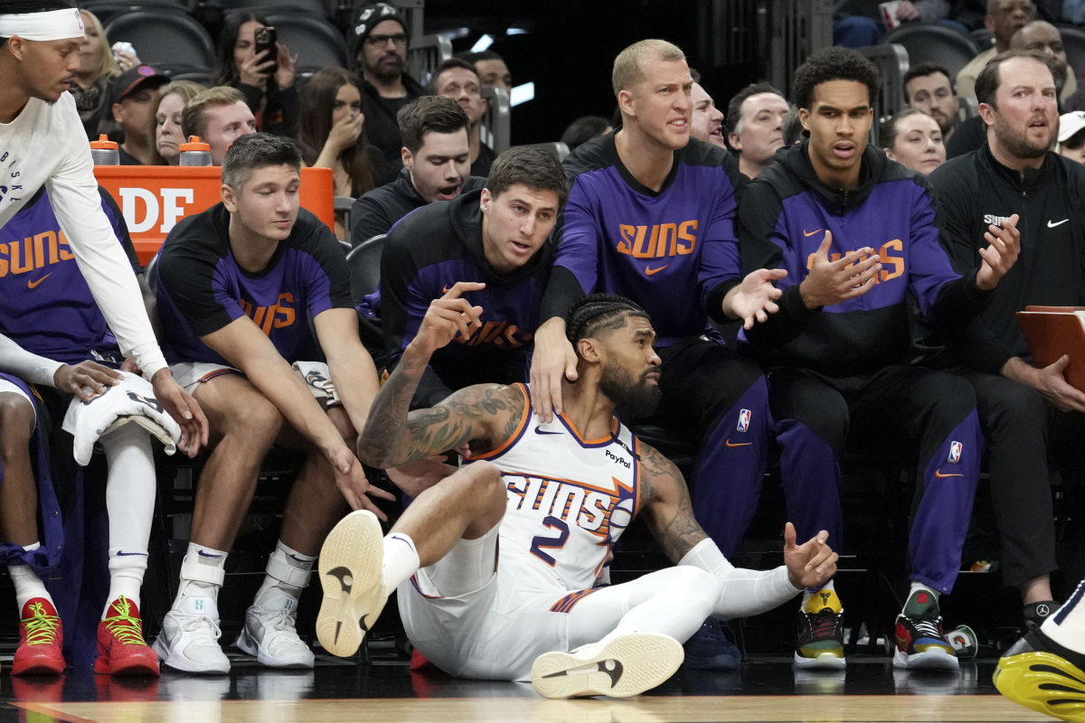 Lakers join Heat and Knicks in race for free-agent center