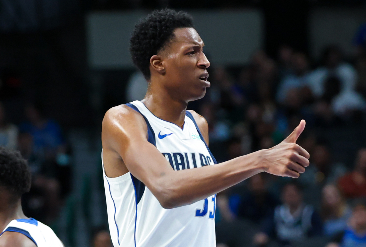 Clippers sign 7-foot-5 DPOY center