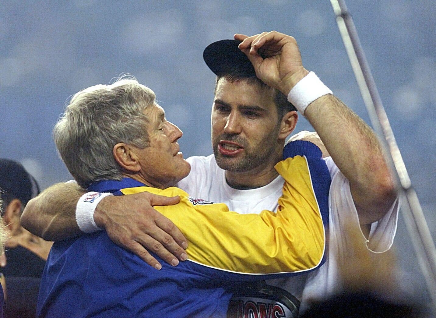 Dick Vermeil and Kurt Warner celebrate the lone Super Bowl victory in Rams history, a 23-16 win over the Tennessee Titans in Super Bowl XXXIV. Xxx Vermeil 2 Sb34 Ras463 S Fbn Usa Ga