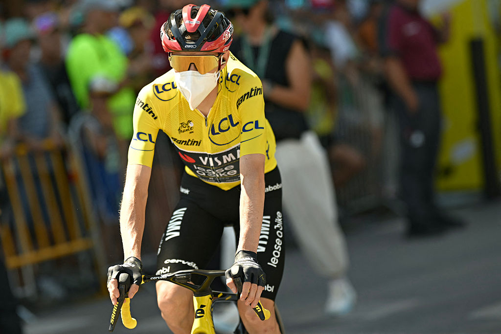 Team Visma | Lease a Bike's Danish rider Jonas Vingegaard wearing the overall leader's yellow jersey and a protective face mask awaits the start of the 3rd stage of the 113th edition of the Tour de France cycling race, 196 km between Granollers and Les Angles in southern France, on July 6, 2026. (Photo by Loic VENANCE / AFP)