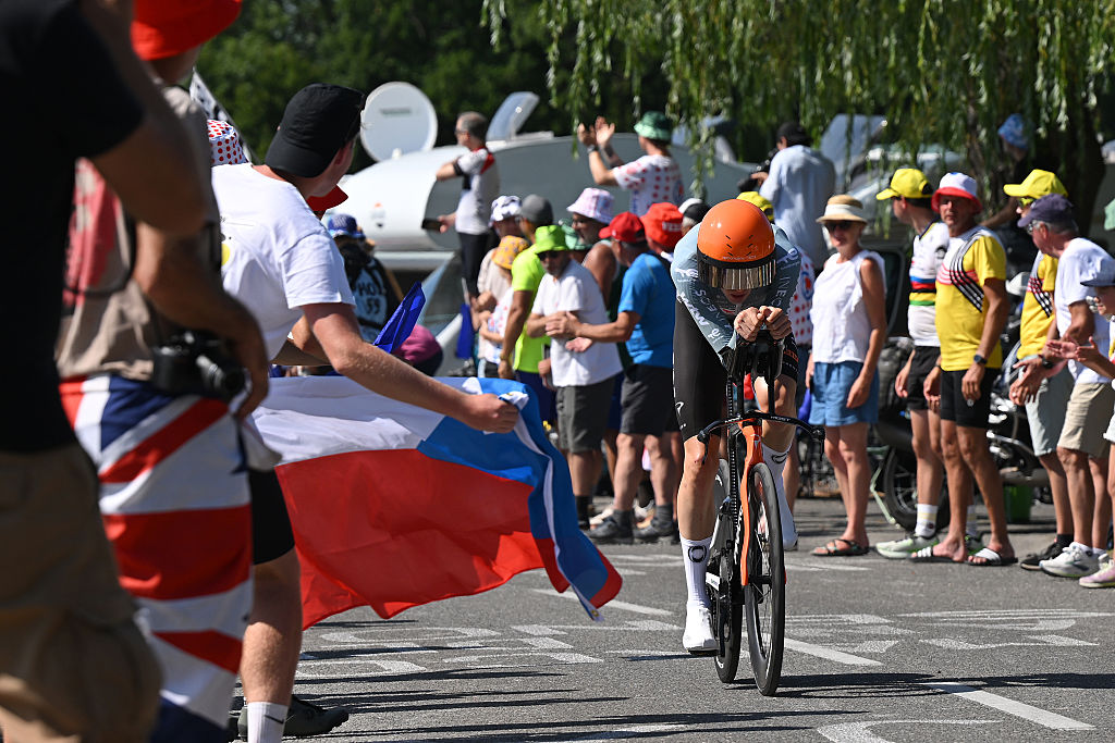 THONON-LES-BAINS, FRANCE - JULY 21: Thymen Arensman of Netherlands and Netcompany INEOS Cycling Team competes while fans cheers during the 113th Tour de France 2026, Stage 16 a 26.1km individual time trial stage from Evian-les-Bains to Thonon-les-Bains / #UCIWT / on July 21, 2026 in Thonon-les-Bains, France. (Photo by Dario Belingheri/Getty Images)
