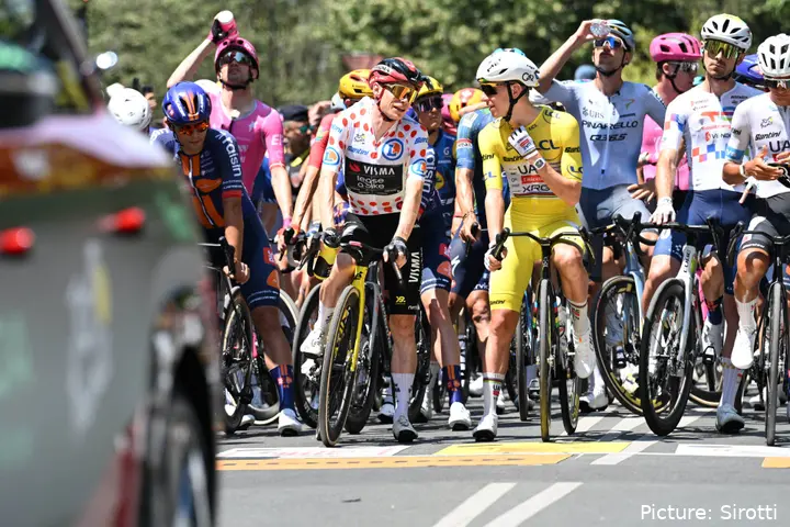 Jonas Vingegaard and Tadej Pogacar chat before the start of a stage 15