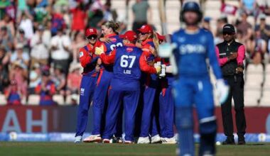 lauren-bell-bowled-a-tight-set-to-keep-mi-london-at-bay