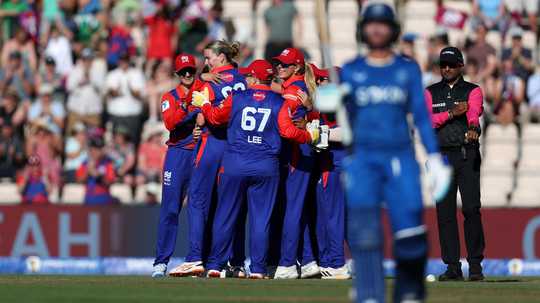 lauren-bell-bowled-a-tight-set-to-keep-mi-london-at-bay