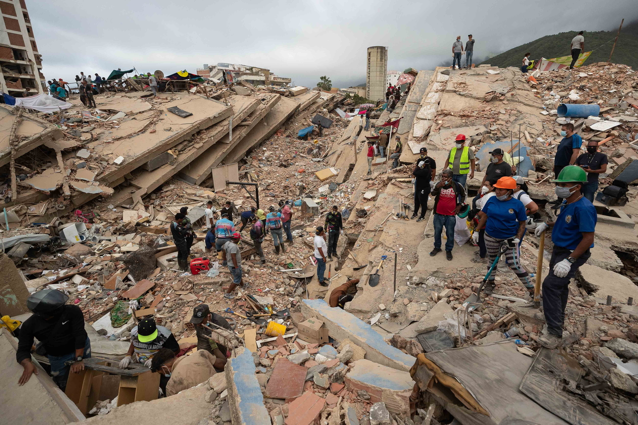 Volunteers search for missing persons in La Guaira, Venezuela, Monday.   (EPA-Yonhap)