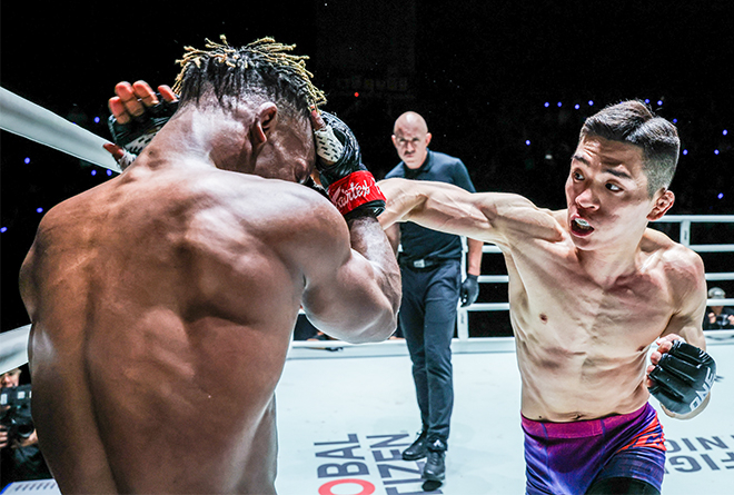 Lee Seung-chul is attacking Bokang Masunyanne in a 5 minute×3 round match in the ONE Fight Night 45 mixed martial arts at Roompini Stadium in Bangkok, Thailand, in July 2026. ONE Fight Night 45 was broadcast live on the global OTT service 'Amazon Prime Video'. 사진=Group One Holdings Pte. Ltd.