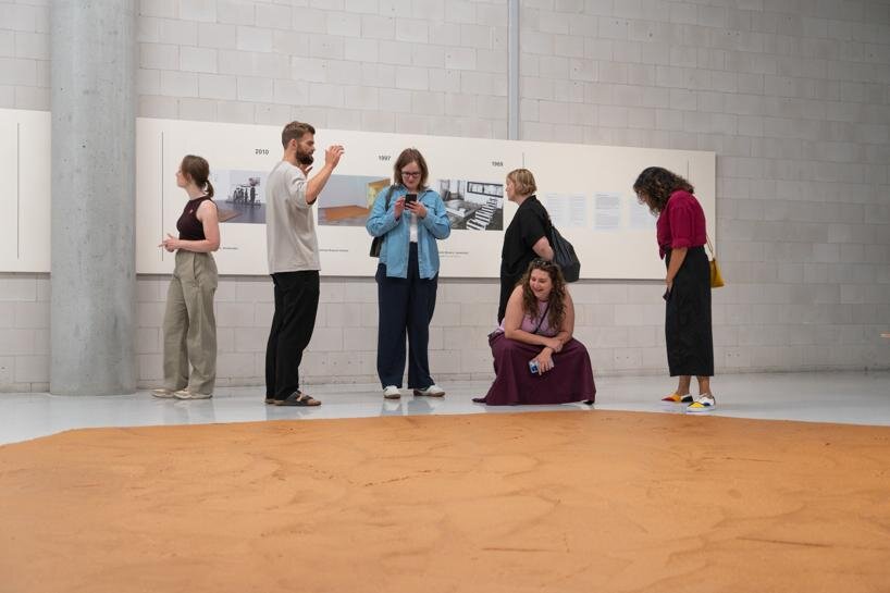390kg of peanut butter cover rotterdam gallery floor, celebrating humor and absurdity - 3