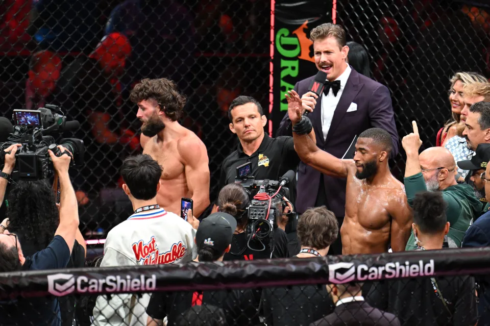 Salahdine Parnasse (blue glove) defeated Kenneth Cross (red glove) by technical knockout at 4:18 of the very first round during their Lightweight Bout