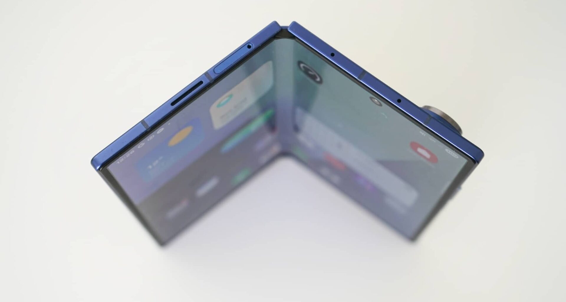 Samsung previews a new approach to cut the crease – Pickr