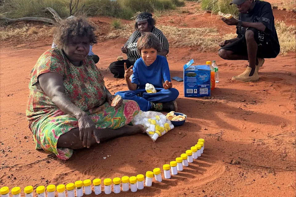 Kiwirrkurra Rangers and a line of scats.