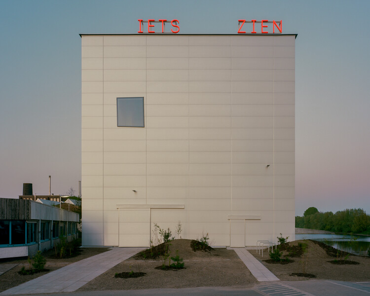 Showdepot De Groen / Space Encounters - Exterior Photography