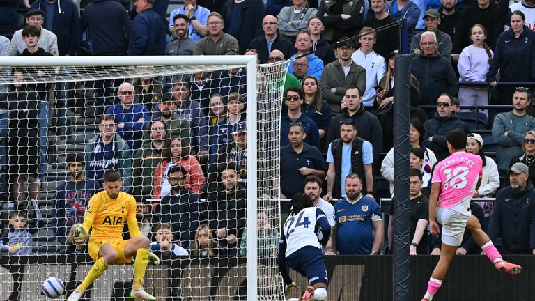 Fernandes scores against Spurs - after a late run into the box