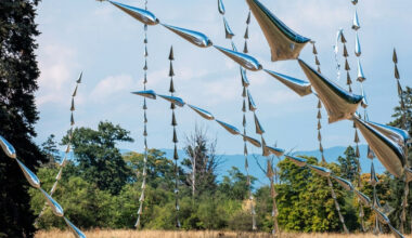 aérosculpture's kinetic 'steel grass' turns the amsterdam breeze into a shifting metallic field