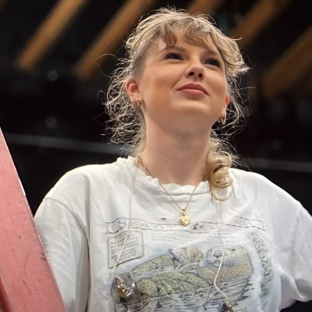 Taylor Swift wearing a white t-shirt with a graphic of an otter.