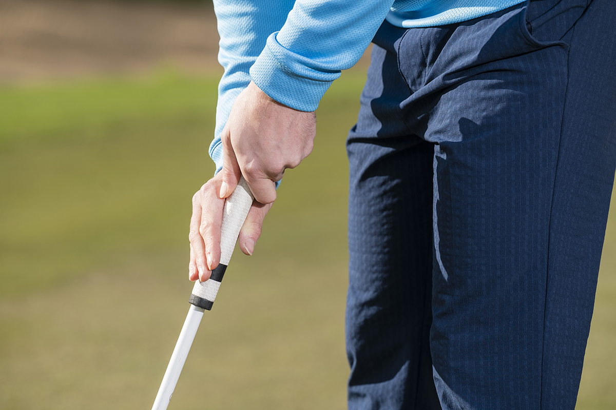 Alex Elliott placing his right hand on the lower half of the grip with a claw shape position, allowing the club to sit in the crease between his thumb and index finger