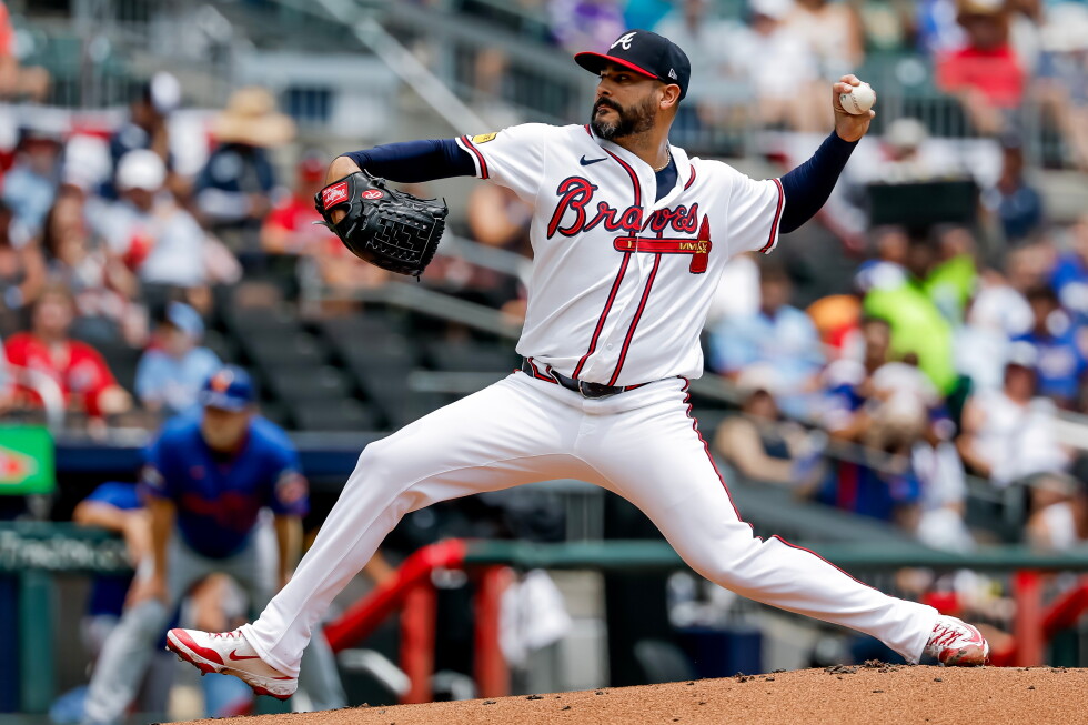Braves place Martín Pérez on IL with forearm contusion, DFA Carlos Carrasco