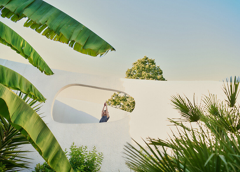gerard & kelly reinhabit modernist villa benkemoun in arles with site-specific performance - 1