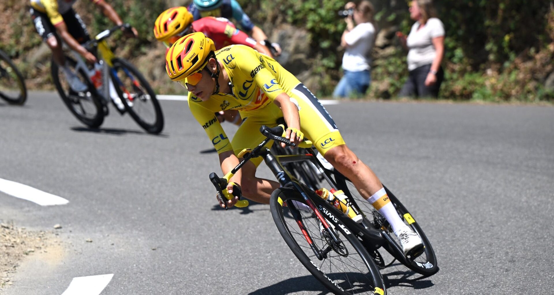 Torstein Træen suffers heavy crash on Tourmalet descent, loses Tour de France yellow jersey