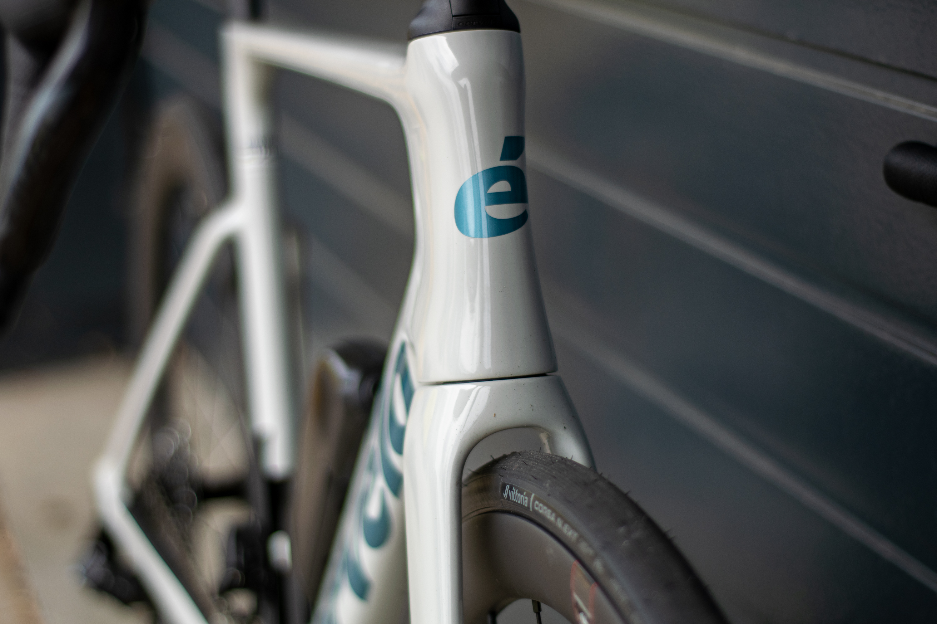 A white and blue Cervélo Soloist 