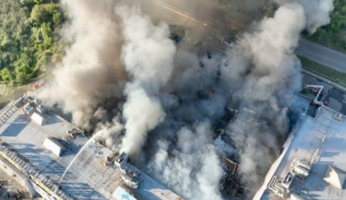 Russian double-tap drone strike kills 15 in Ukrainian mall, officials say - BBC