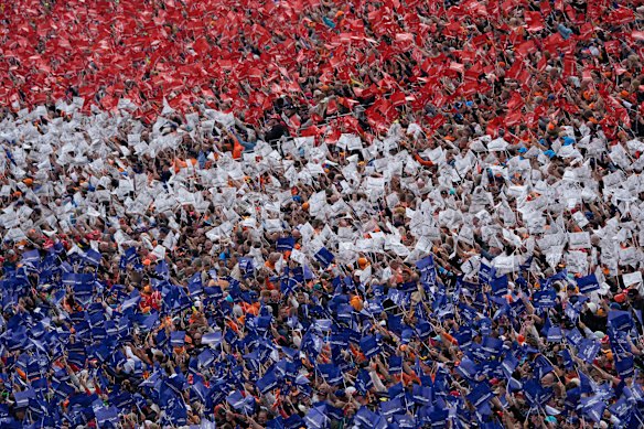 The Dutch crowd ahead of the race.