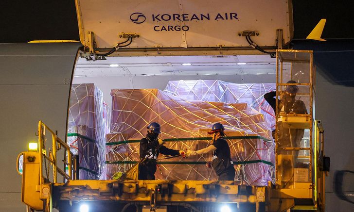 Workers load semiconductor products onto a cargo plane bound for exports at Incheon International Airport, July 30. Joint Press Corps
